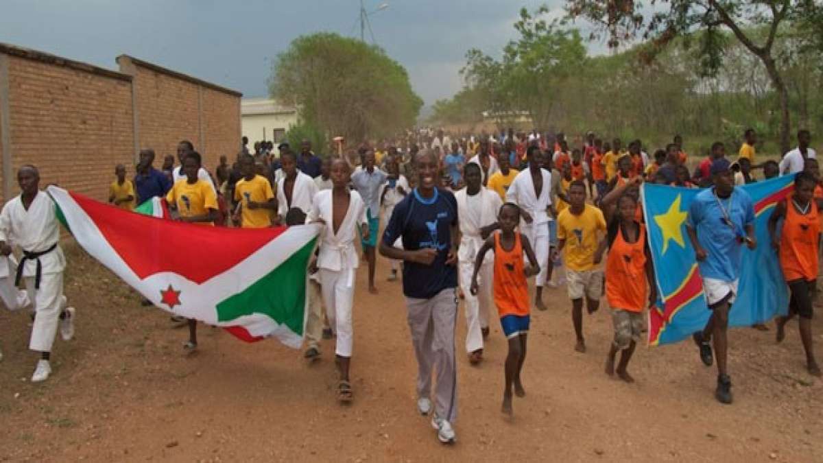 Entdecke die inspirierende Bemühung von Präsident Pierre Buyoya, die Nation zu versöhnen und eine harmonische Einheit zwischen Hutu und Tutsi zu schaffen.