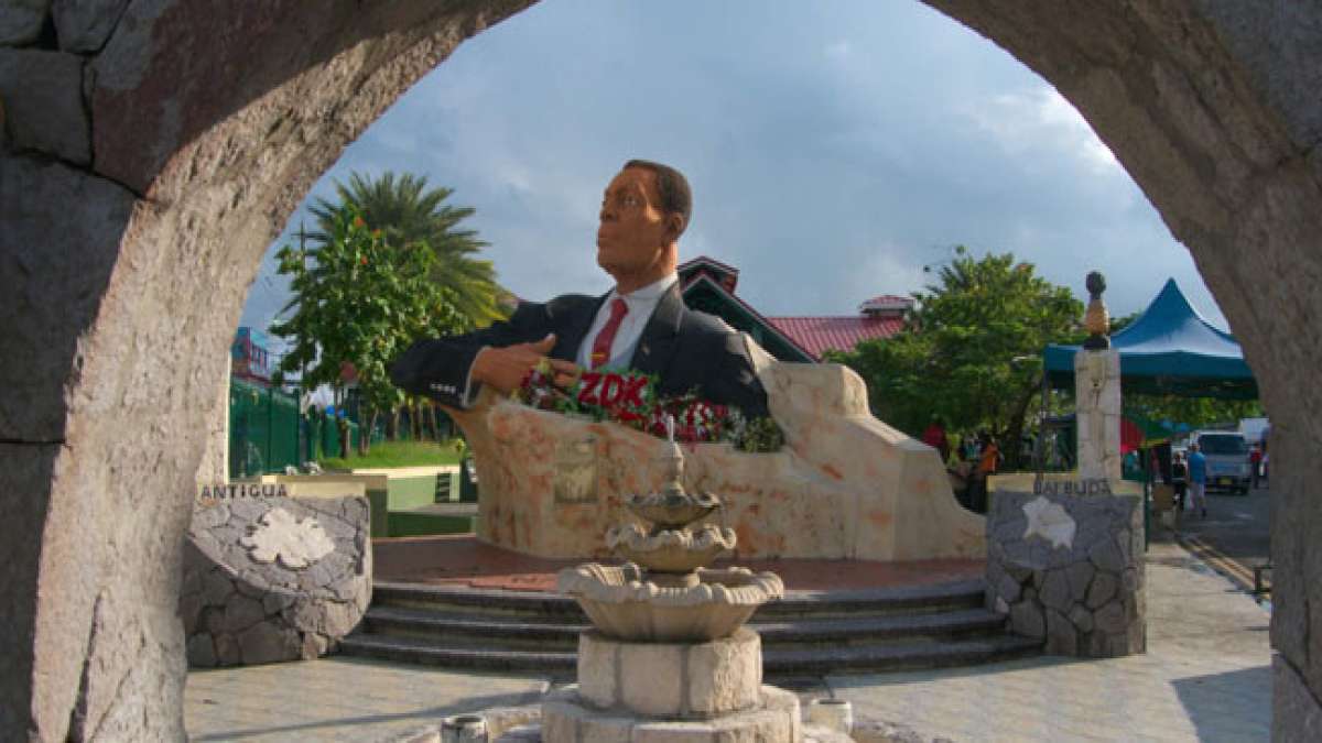 Feiern Sie den National Heroes Day in Antigua und Barbuda, an dem der erste Premierminister des Landes, der ehrenwerte Sir Vere Cornwall Bird Sr. geehrt wird.