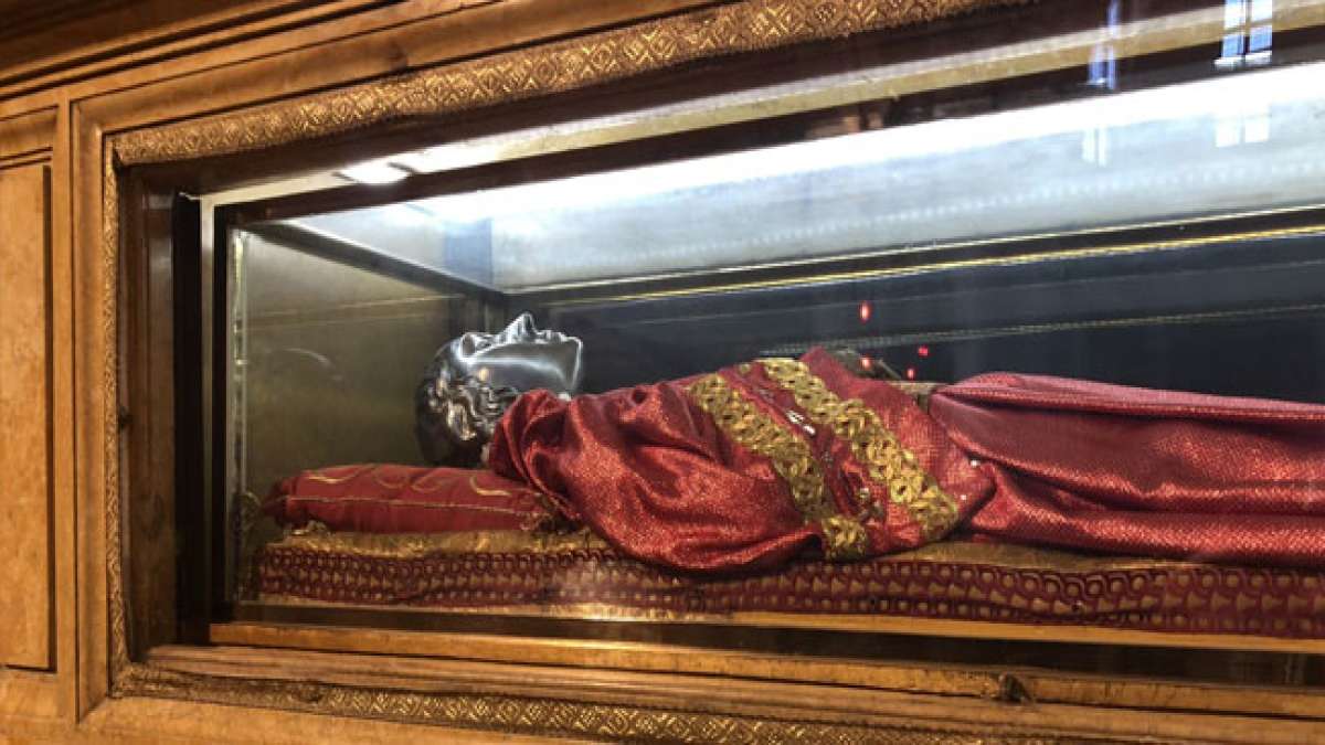 Luciatag in Schweden: Ein einzigartiger Feiertag, der die Wintersonnenwende feiert und die Rückkehr des Lichts symbolisiert. Luciatag in Schweden: Ein einzigartiger Feiertag, der die Wintersonnenwende feiert und die Rückkehr des Lichts symbolisiert.