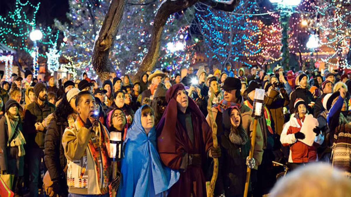 Tauchen Sie ein in die farbenfrohe Tradition von Las Posadas, einem Volksfest, das die Herbergsuche von Maria und Josef in Mexiko und Lateinamerika zelebriert. Tauchen Sie ein in die farbenfrohe Tradition von Las Posadas, einem Volksfest, das die Herbergsuche von Maria und Josef in Mexiko und Lateinamerika zelebriert.