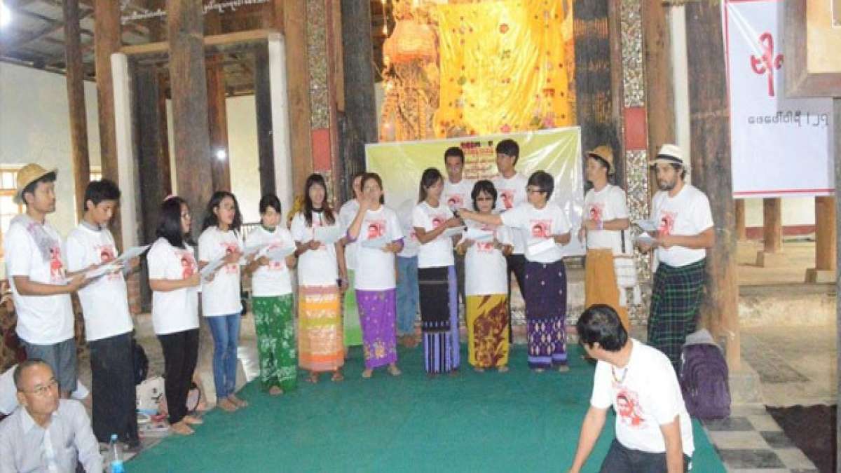 Gedenken Sie Bo Aung Kyaw, dem ersten Studentenführer Myanmars, der sein Leben im Kampf für die Unabhängigkeit des Landes gab. Gedenken Sie Bo Aung Kyaw, dem ersten Studentenführer Myanmars, der sein Leben im Kampf für die Unabhängigkeit des Landes gab.