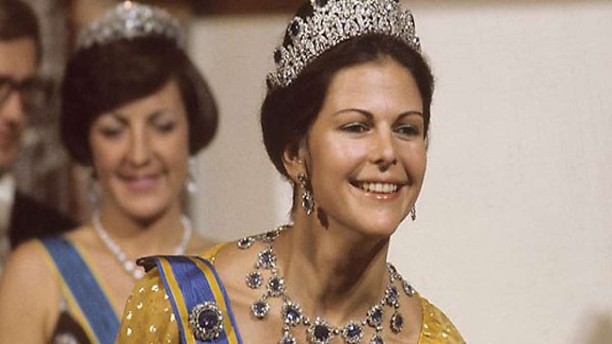 Feiern Sie den Geburtstag der Königin Silvia von Schweden am 23. Dezember und entdecken Sie die Geschichte der schwedischen Flagge, die heute an offiziellen Flaggentagen weht. Feiern Sie den Geburtstag der Königin Silvia von Schweden am 23. Dezember und entdecken Sie die Geschichte der schwedischen Flagge, die heute an offiziellen Flaggentagen weht.