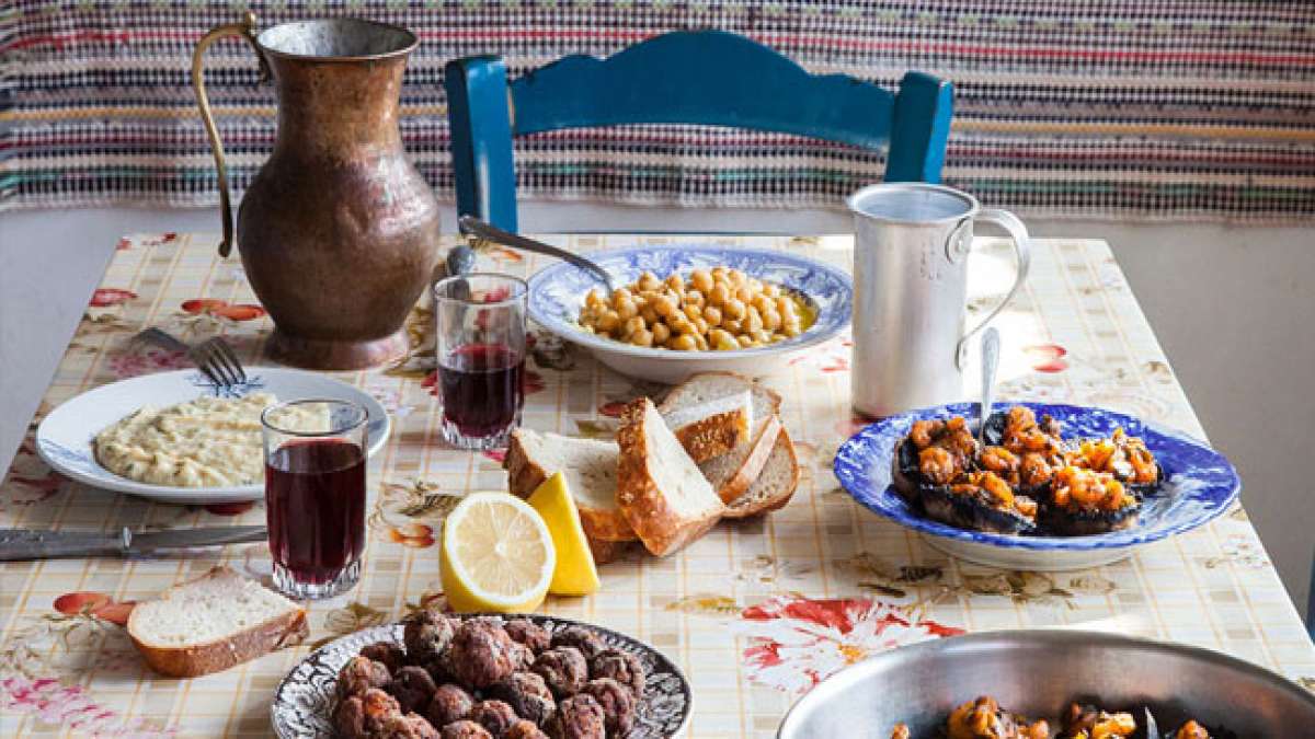 Feiern Sie den Sauberen Montag, den Beginn der Großen Fastenzeit im östlichen Christentum, mit Freude und Traditionen wie Meeresfrüchten, dem Azymbrot "lagana" und dem fröhlichen Drachensteigen.