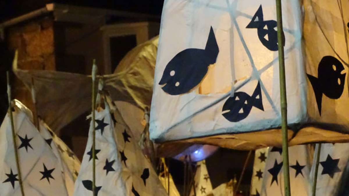 Feiern Sie Tom Bawcocks Abend in Mousehole, Cornwall, eine herzerwärmende Tradition zu Ehren des legendären Fischers Tom Bawcock, der das Dorf vor Hunger rettete, indem er sich in einem Sturm zum Fischen wagte.