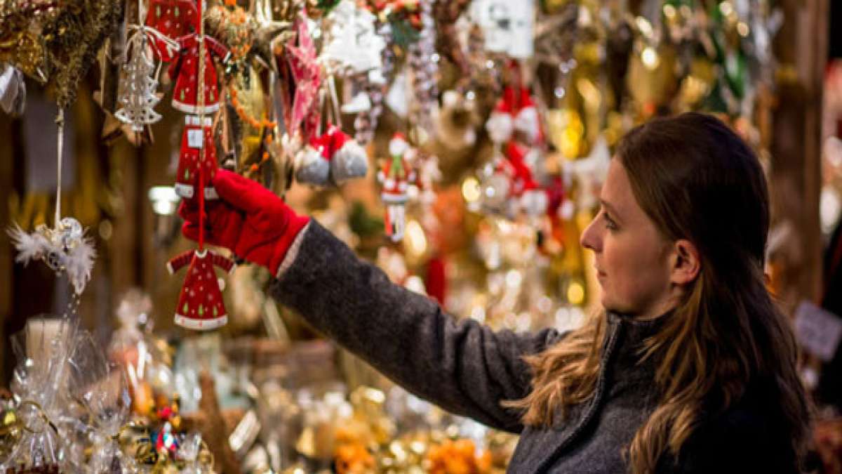 Heiligabend: Ein festlicher Abend, der mit Familientreffen und Geschenken gefeiert wird.