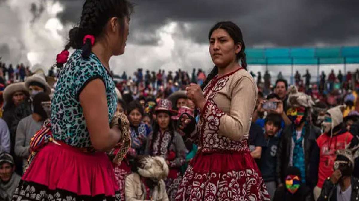 Erleben Sie die einzigartige peruanische Tradition von Takanakuy, bei der sich Menschen am 25. Dezember versammeln, um Konflikte durch öffentliche Schlägereien beizulegen und den Zusammenhalt ihrer Gemeinschaft zu stärken. Erleben Sie die einzigartige peruanische Tradition von Takanakuy, bei der sich Menschen am 25. Dezember versammeln, um Konflikte durch öffentliche Schlägereien beizulegen und den Zusammenhalt ihrer Gemeinschaft zu stärken.