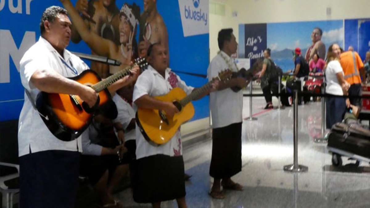 Tauchen Sie ein in das Paradies! Das jährliche BlueSky Fiji Musikfestival auf den Fidschi-Inseln ist ein tropisches R18-Erlebnis, das innerhalb weniger Stunden ausverkauft ist. Tauchen Sie ein in das Paradies! Das jährliche BlueSky Fiji Musikfestival auf den Fidschi-Inseln ist ein tropisches R18-Erlebnis, das innerhalb weniger Stunden ausverkauft ist.