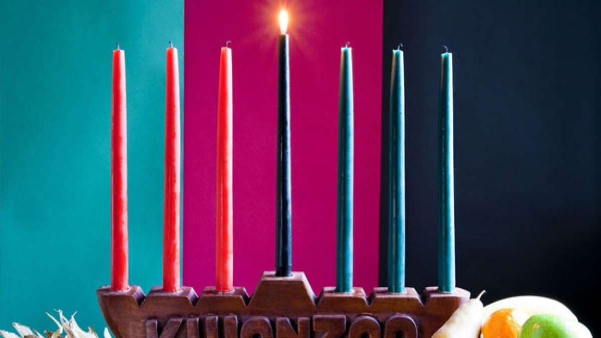 Feiern Sie den ersten Tag von Kwanzaa in den USA und erleben Sie eine siebentägige festliche Tradition, die afrikanische Erntedankfeste ehrt. Feiern Sie den ersten Tag von Kwanzaa in den USA und erleben Sie eine siebentägige festliche Tradition, die afrikanische Erntedankfeste ehrt.