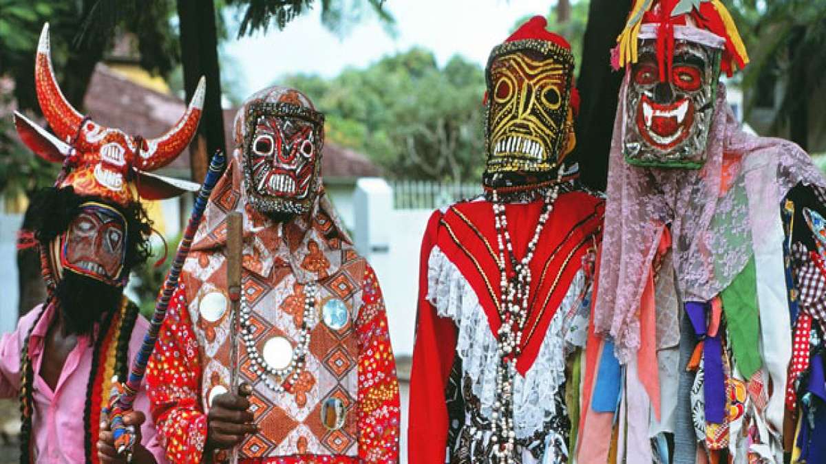 Erleben Sie die faszinierende Junkanoo-Straßenparade auf den Bahamas, eine lebendige Feier, die Musik, Tanz und atemberaubende Kostüme vereint. Erleben Sie die faszinierende Junkanoo-Straßenparade auf den Bahamas, eine lebendige Feier, die Musik, Tanz und atemberaubende Kostüme vereint.