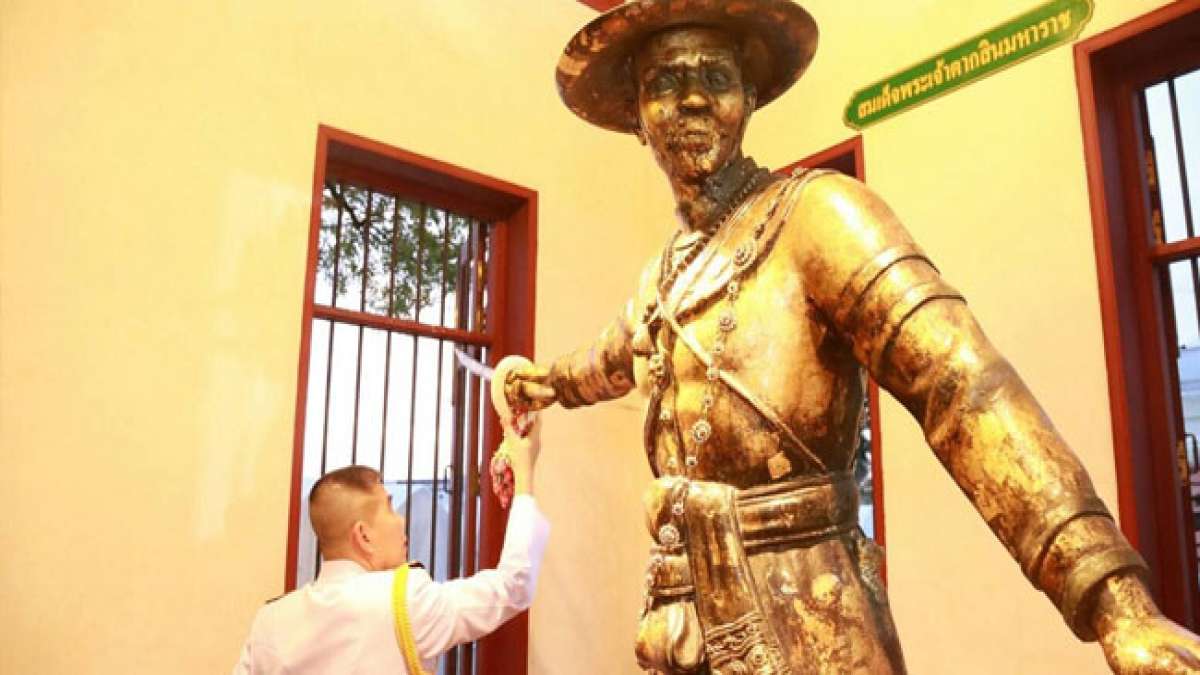 Gedenken Sie der beeindruckenden Geschichte von König Taksin und seiner Thronbesteigung im Jahr 1768 während des König-Taksin-Gedenktags in Thailand. Gedenken Sie der beeindruckenden Geschichte von König Taksin und seiner Thronbesteigung im Jahr 1768 während des König-Taksin-Gedenktags in Thailand.
