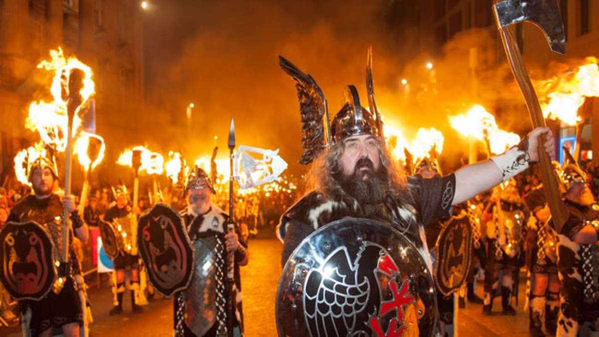 Erleben Sie die faszinierenden Hogmanay-Feierlichkeiten in Schottland, eine einzigartige Art, das alte Jahr zu verabschieden und das neue Jahr mit herzlicher Gastfreundschaft, Küssen und fröhlicher Stimmung willkommen zu heißen.