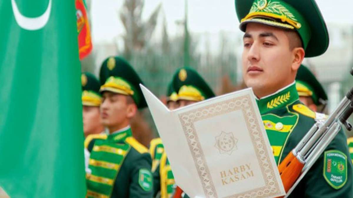 Turkmenistan gedenkt der Streitkräfte, die das Land seit seiner Unabhängigkeit beschützen. Turkmenistan gedenkt der Streitkräfte, die das Land seit seiner Unabhängigkeit beschützen.