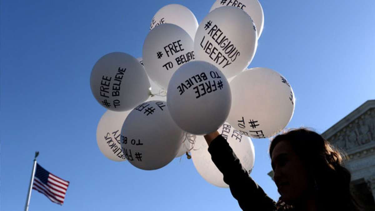 Feiern Sie den Nationalen Tag der Freiheit in den USA, der seit 1948 die Unterzeichnung des 13. Zusatzartikels zur Verfassung würdigt, der die vollständige Abschaffung der Sklaverei in Amerika ermöglichte.