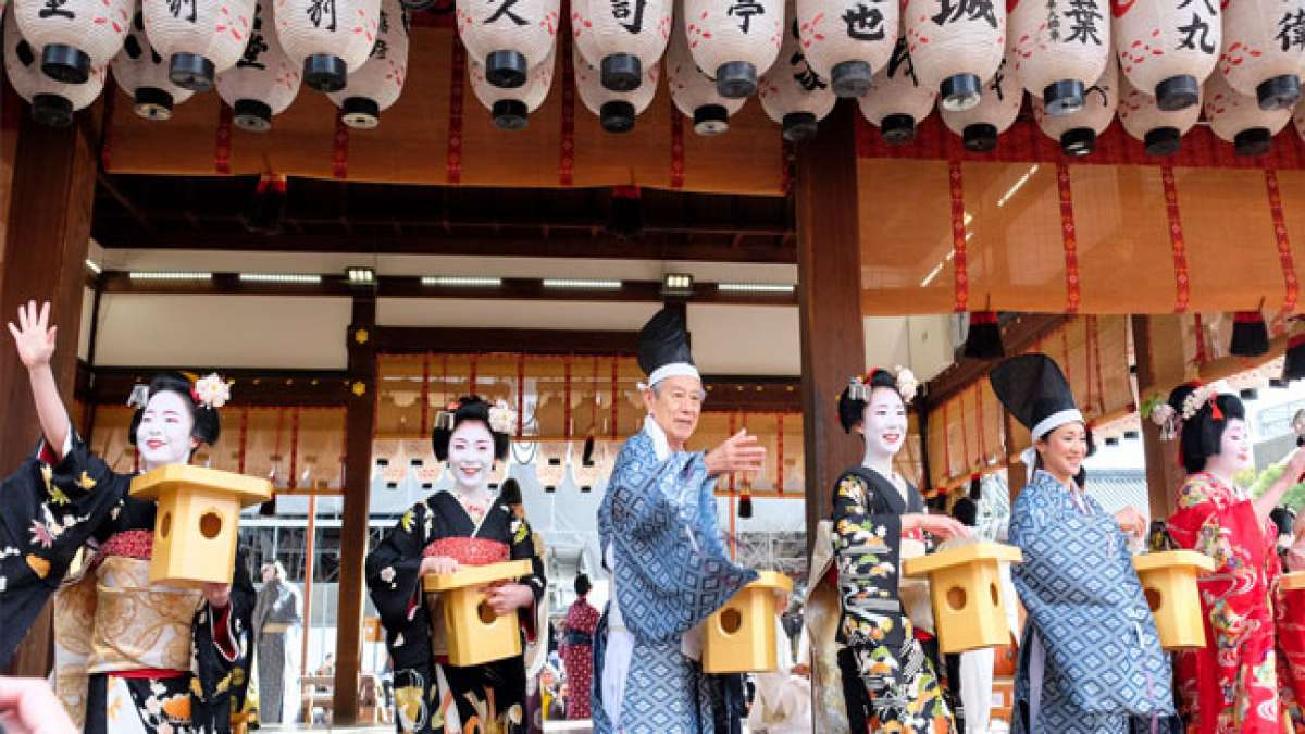 Setsubun markiert das Ende des Winters und wird zu Hause und bei öffentlichen Tempelveranstaltungen begangen, bei denen Bohnen gegessen und geworfen werden, um Unglück und schlechte Gesundheit abzuwehren.