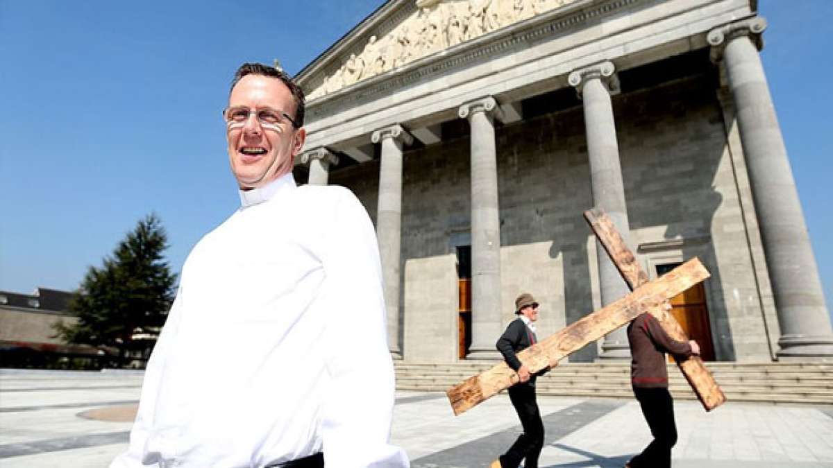 Entdecken Sie das bewegende Leben des irischen Heiligen Mel, Neffe von St. Patrick, der selbst zum Bischof geweiht wurde und als Missionar und Wohltäter bekannt war. Entdecken Sie das bewegende Leben des irischen Heiligen Mel, Neffe von St. Patrick, der selbst zum Bischof geweiht wurde und als Missionar und Wohltäter bekannt war.