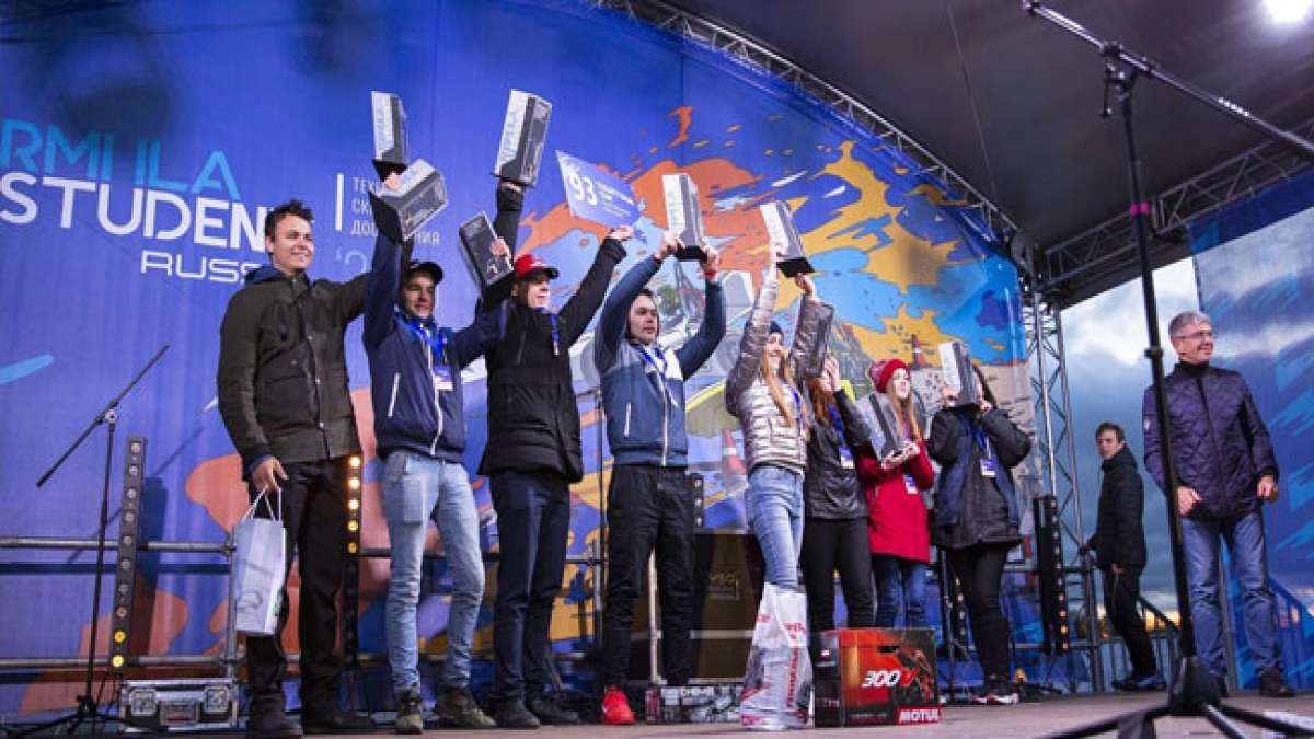 Russische Studentenkader feiern ihren 54. Jahrestag der Gründung.