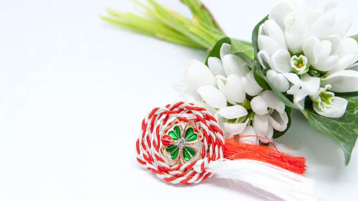 Willkommen im Frühling: Das rumänische und moldawische Fest Mărcisor am 1. März läutet die warme Jahreszeit ein, indem die Menschen sich gegenseitig blumige Anstecknadeln aus roten und weißen Fäden schenken.