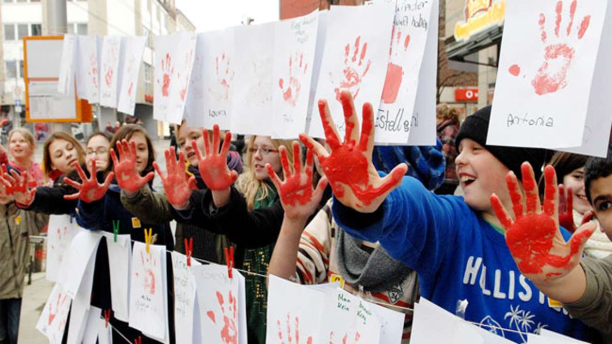 Unterstützen Sie den Kampf gegen den Einsatz von Kindersoldaten am Tag der Roten Hand! Unterstützen Sie den Kampf gegen den Einsatz von Kindersoldaten am Tag der Roten Hand!
