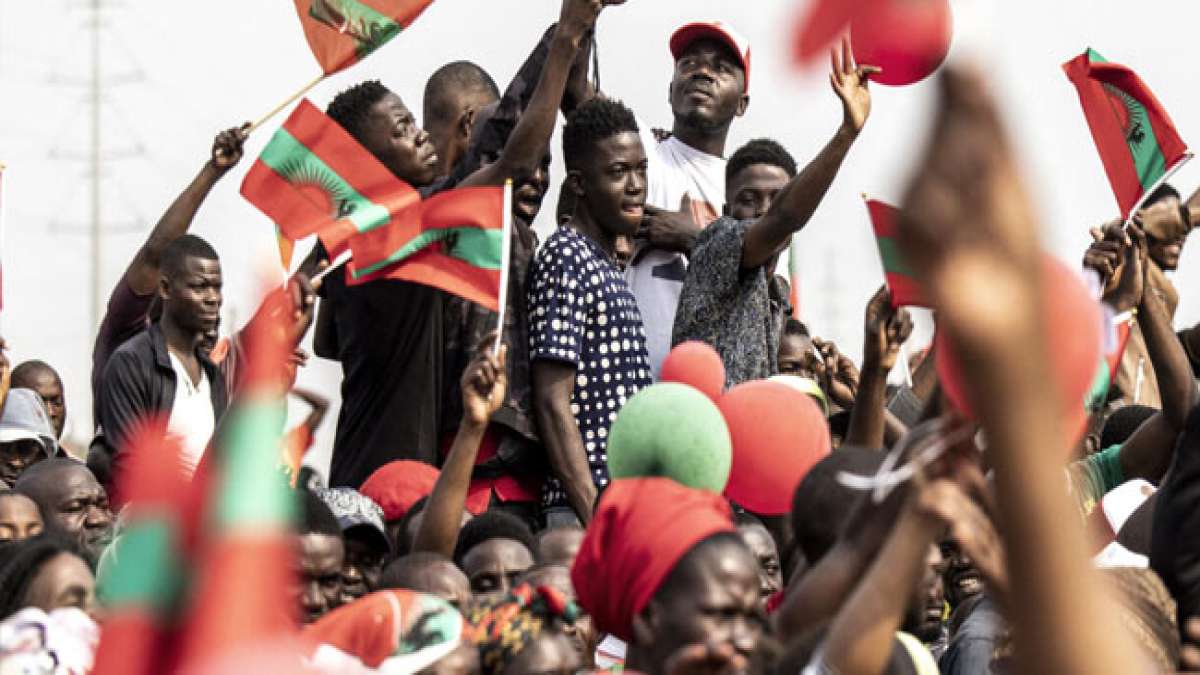 Angolaner feiern den Tag des Sieges mit einem bunten und feierlichen Karneval.