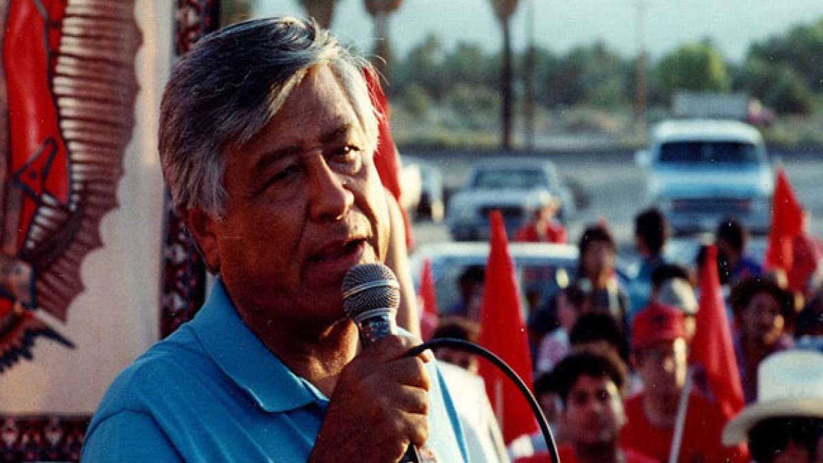 Gedenken Sie Cesar Chavez, einem herausragenden amerikanischen Sozialaktivisten, der sich gewaltfrei für die Rechte der Landarbeiter einsetzte und das Bewusstsein für die Herkunft unserer Lebensmittel schärfte.