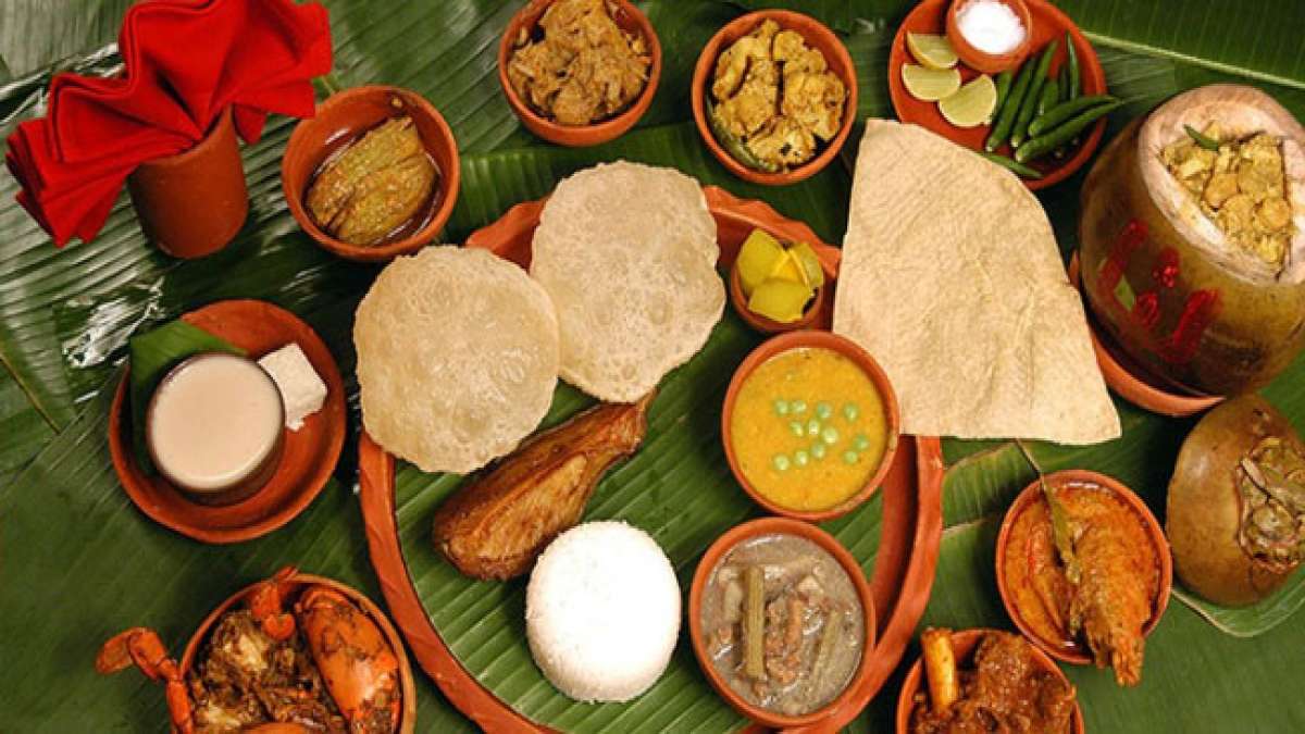 Feiern Sie das bengalische Neujahr mit einem Festmahl aus gewässertem Reis, gebratenem Hilsa-Fisch und köstlichen Brei-Gerichten, während Sie sich in Familienfeiern, Gesang und farbenfrohen Umzügen verlieren.