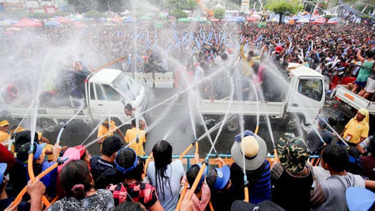 Erleben Sie das faszinierende Wasserfest in Myanmar, das den Beginn des neuen Jahres im myanmarischen Mondkalender zelebriert und das Leben sowie die Wiedergeburt feiert.