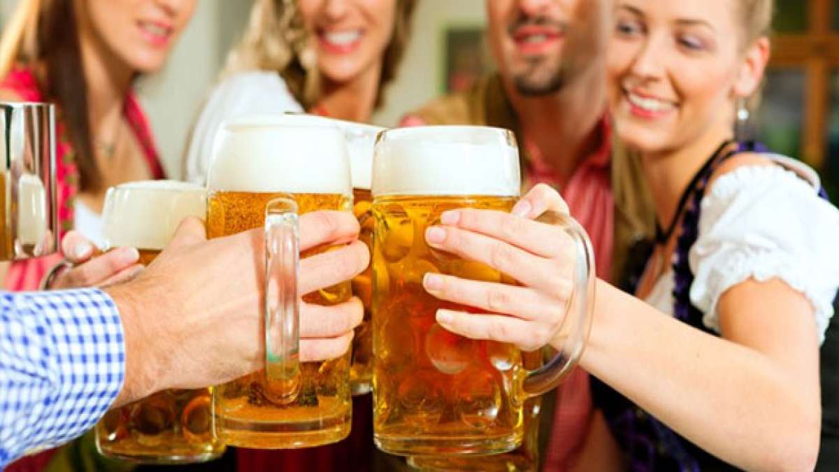 Nach dem Reinheitsgebot darf deutsches Bier nur Hopfen, Malz, Hefe und Wasser enthalten, was es zu einer der Traditionen der deutschen Geschichte macht