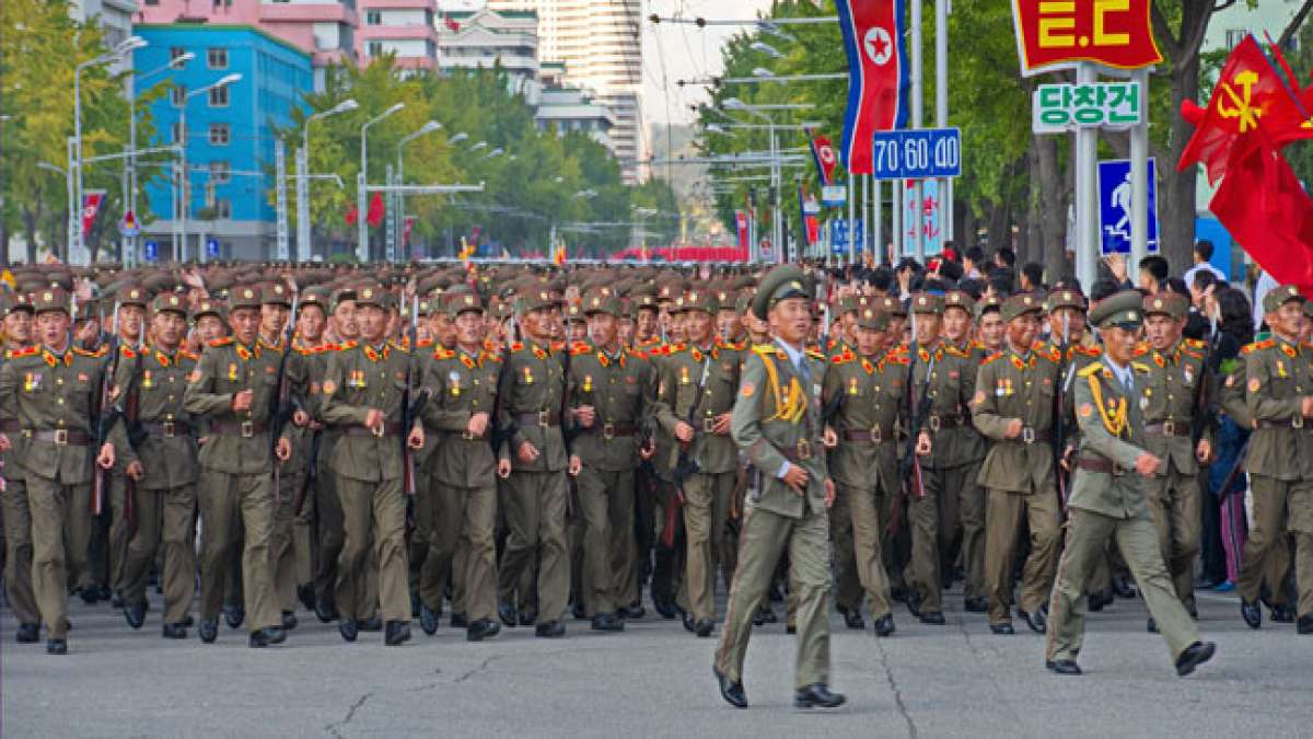 Nordkorea feiert Tag der Koreanischen Volksarmee: Militärparade zeigt Stärke der Armee. Nordkorea feiert Tag der Koreanischen Volksarmee: Militärparade zeigt Stärke der Armee.