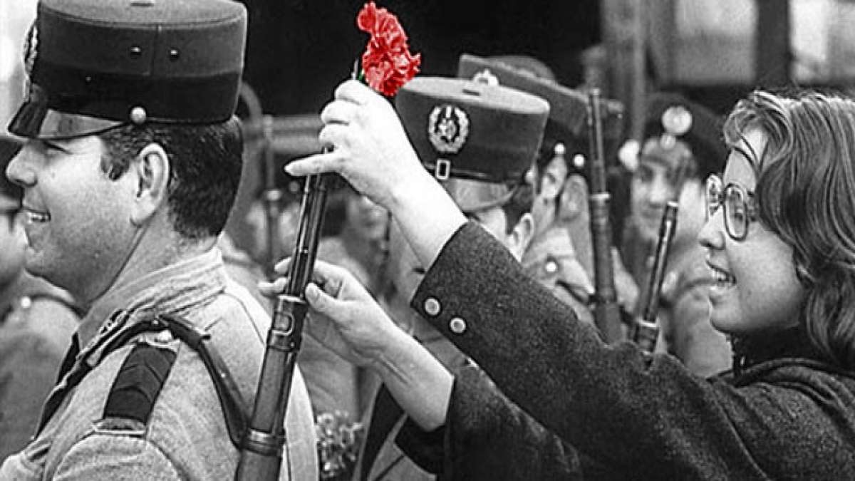 Feiern Sie den Tag der Nelkenrevolution, der am 25. April 1974 in Portugal die Demokratie wiederherstellte und das Ende einer langen Diktatur markierte.