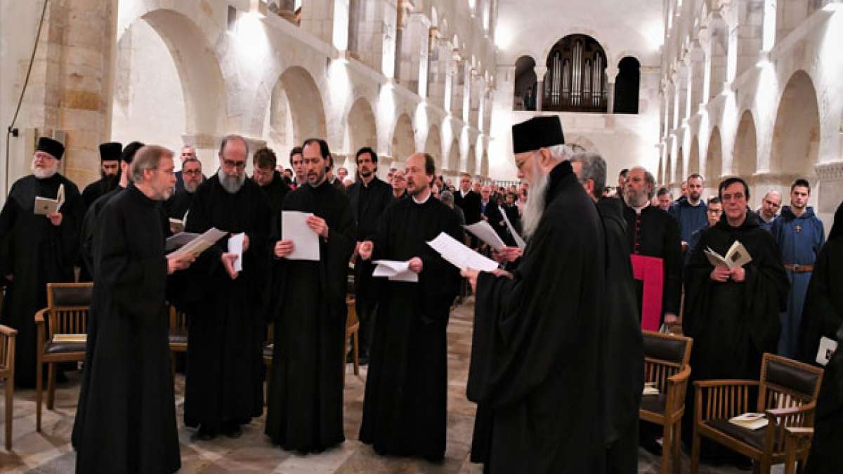 Gedenken an den Abt des Klosters von Lobba - Hermine in Belgien: Erleben Sie die spirituelle Geschichte und Erbe dieses Benediktinerklosters, das seit Jahrhunderten Tradition und Glauben verkörpert.
