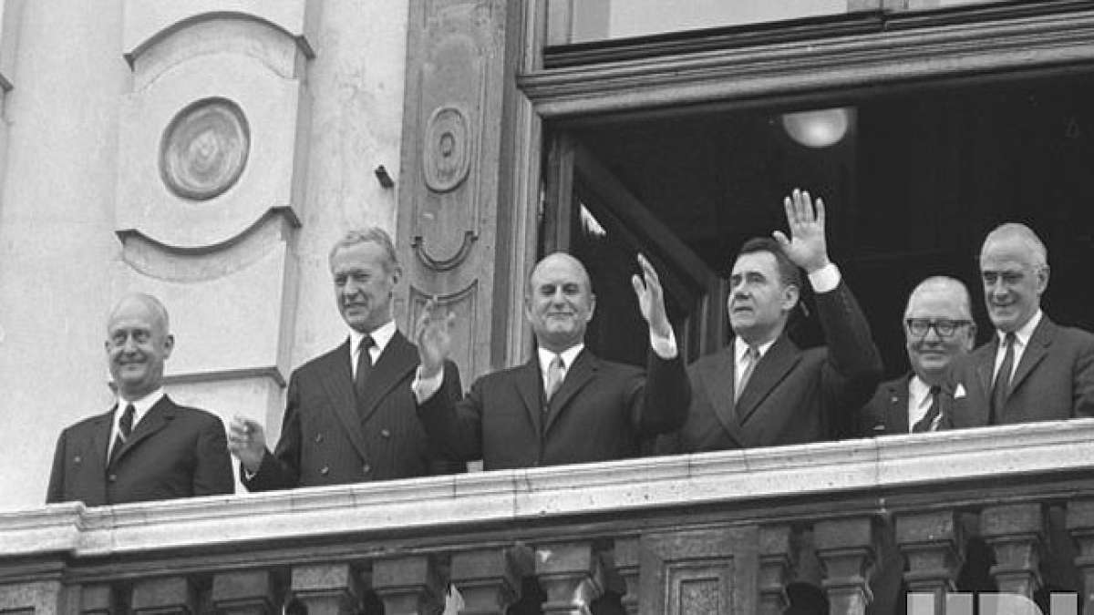 Feiern Sie den Tag der Zweiten Republik in Österreich und erinnern Sie sich an den historischen Moment, als das Land seine demokratische Republik wiederherstellte.