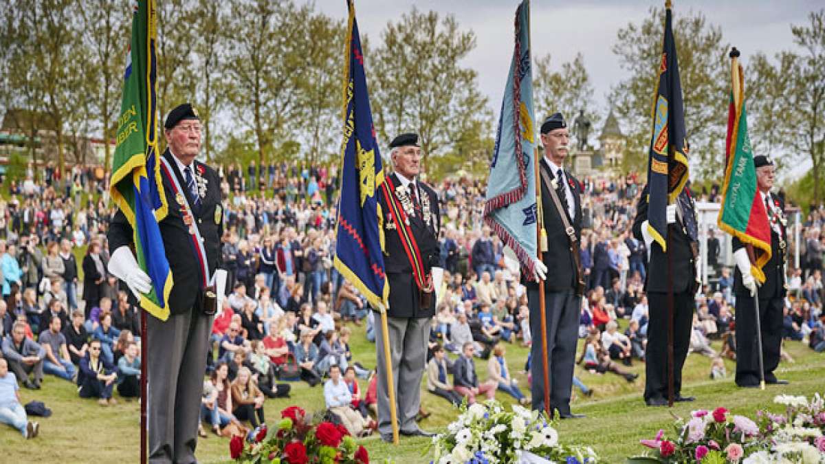 Ehren Sie den Nationalen Gedenktag in den Niederlanden am 4. Mai, wenn das Land den Opfern von Kriegen, darunter dem Zweiten Weltkrieg, Tribut zollt.