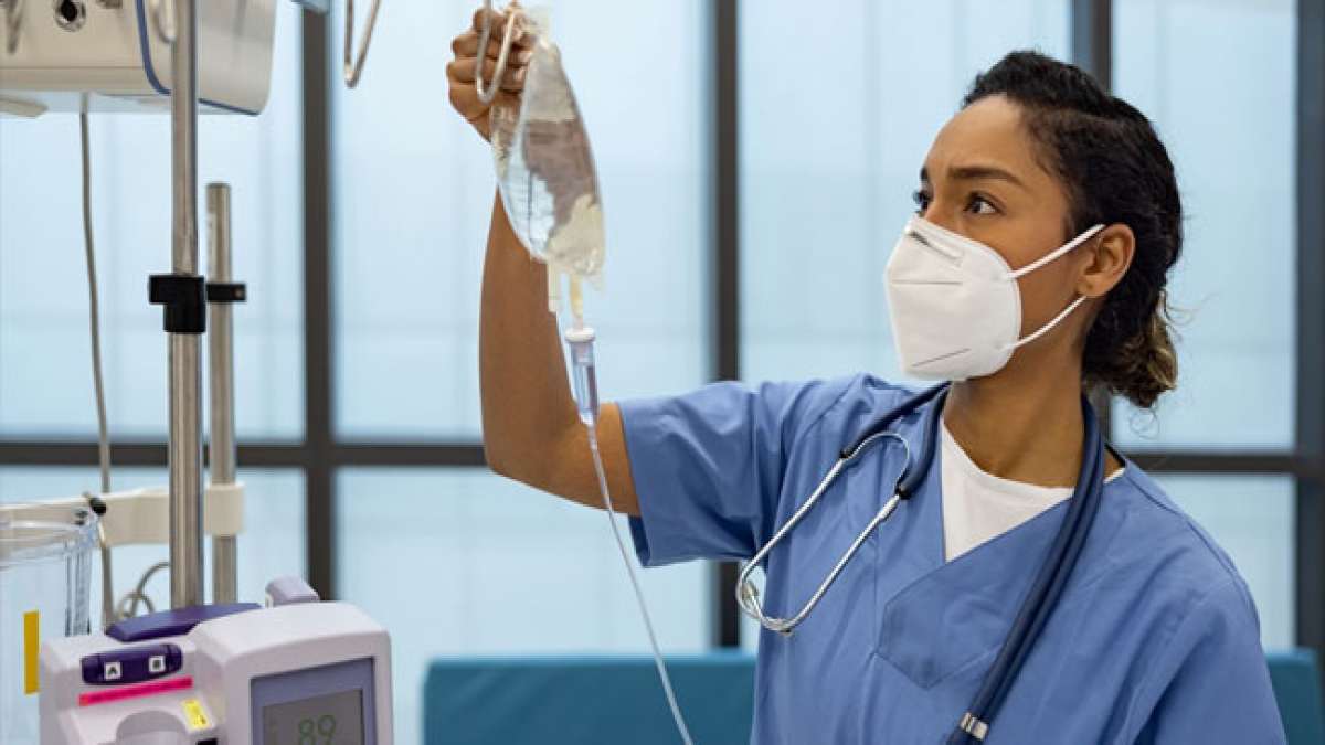 Der Internationale Tag der Krankenschwestern würdigt die einzigartige und anspruchsvolle Natur des Pflegeberufs, der oft zu langen Arbeitszeiten und beträchtlichem Fußweg führt.