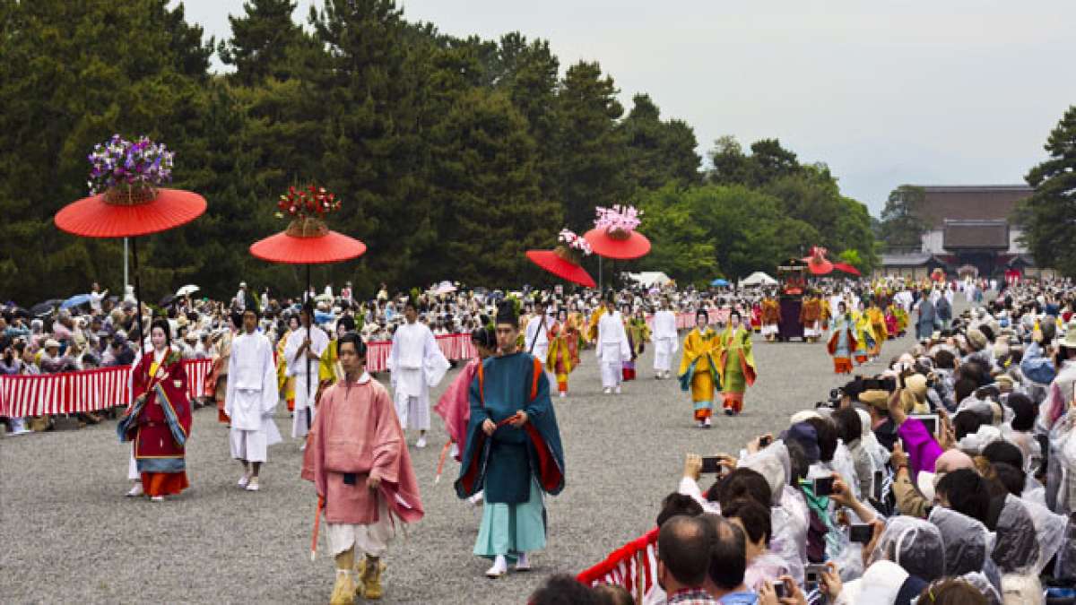 Tauchen Sie ein in die Pracht des Aoi-Festivals in Kyoto, Japan, einem der bedeutendsten kulturellen Ereignisse des Landes.