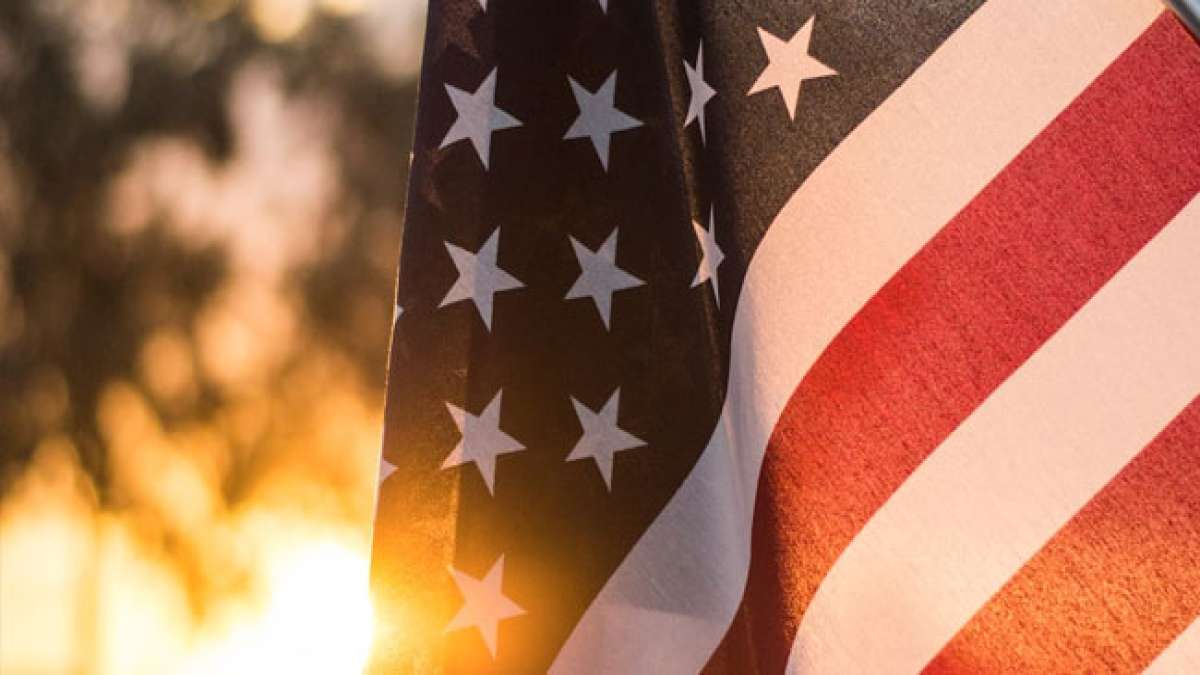 Feiern Sie den Nationalen Flaggentag in den Vereinigten Staaten, an dem die Geburt der offiziellen US-Flagge am 14. Juni 1777 gefeiert wird.