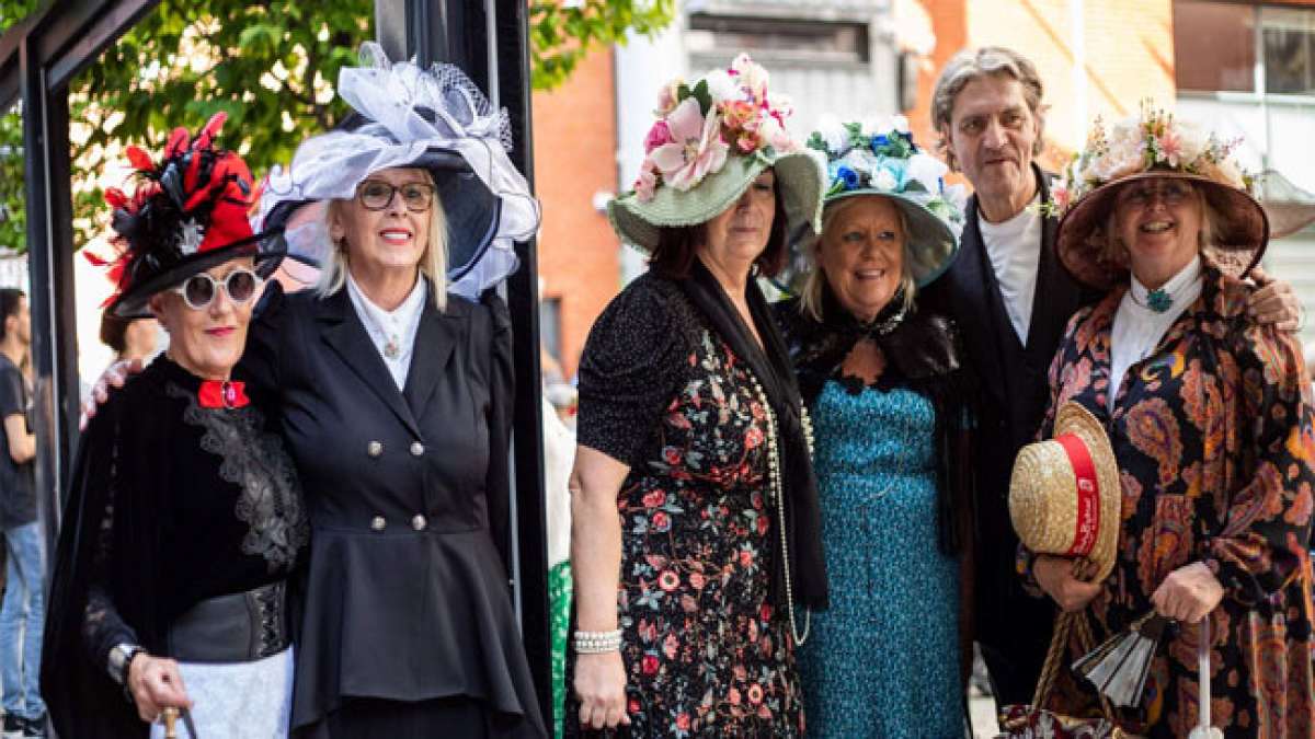 Bloomsday, der 16. Juni, wird in Irland zu Ehren von Leopold Bloom, der Hauptfigur in James Joyce' Roman Ulysses, gefeiert.