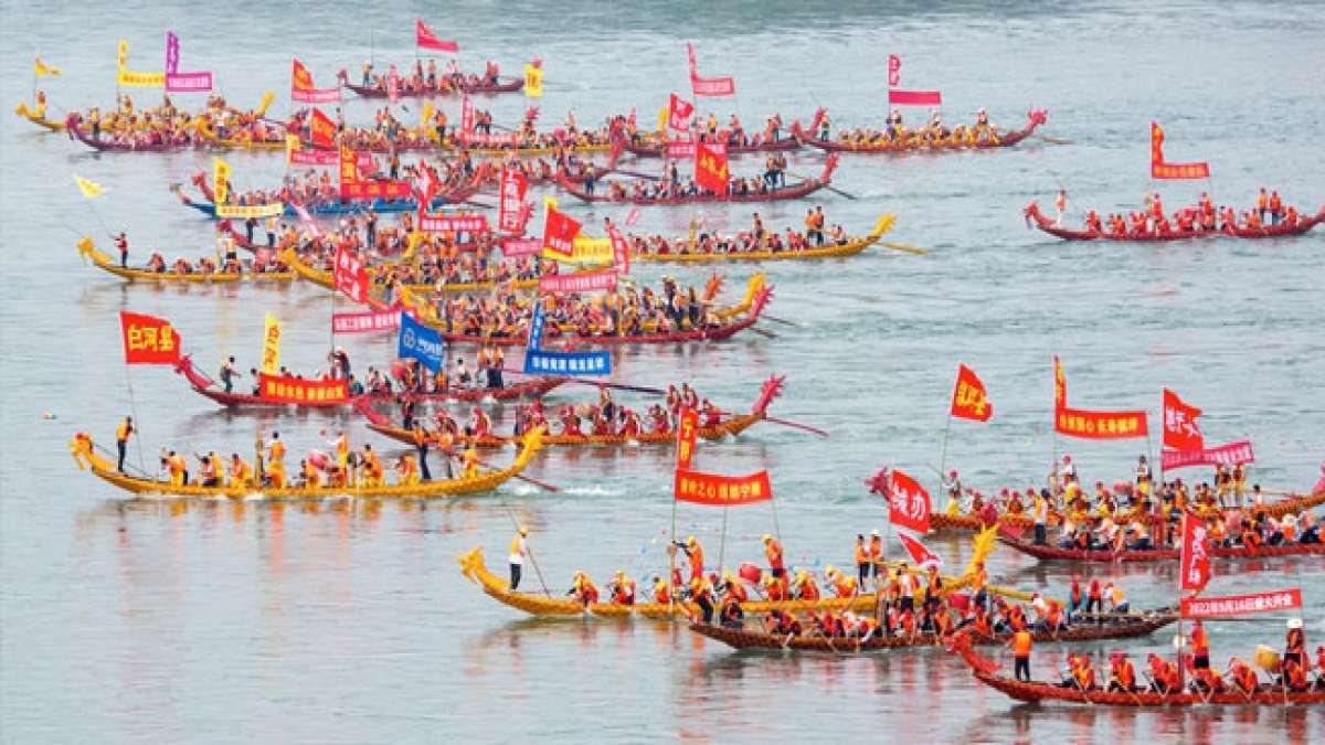 Tauchen Sie ein in die faszinierende Welt des Drachenbootfestes, auch bekannt als Duanwu-Festival, das Chinas spektakulärstes Sommerfest eröffnet und bei Touristen sehr beliebt ist. Tauchen Sie ein in die faszinierende Welt des Drachenbootfestes, auch bekannt als Duanwu-Festival, das Chinas spektakulärstes Sommerfest eröffnet und bei Touristen sehr beliebt ist.