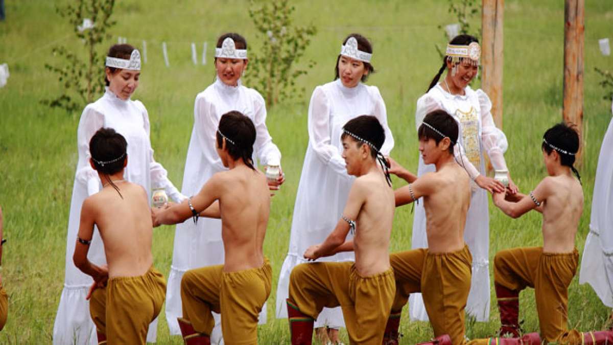 Ysyakh ist ein uraltes, farbenfrohes Fest der Jakuten, das mit Musik, Tanz und traditionellen Wettbewerben gefeiert wird.