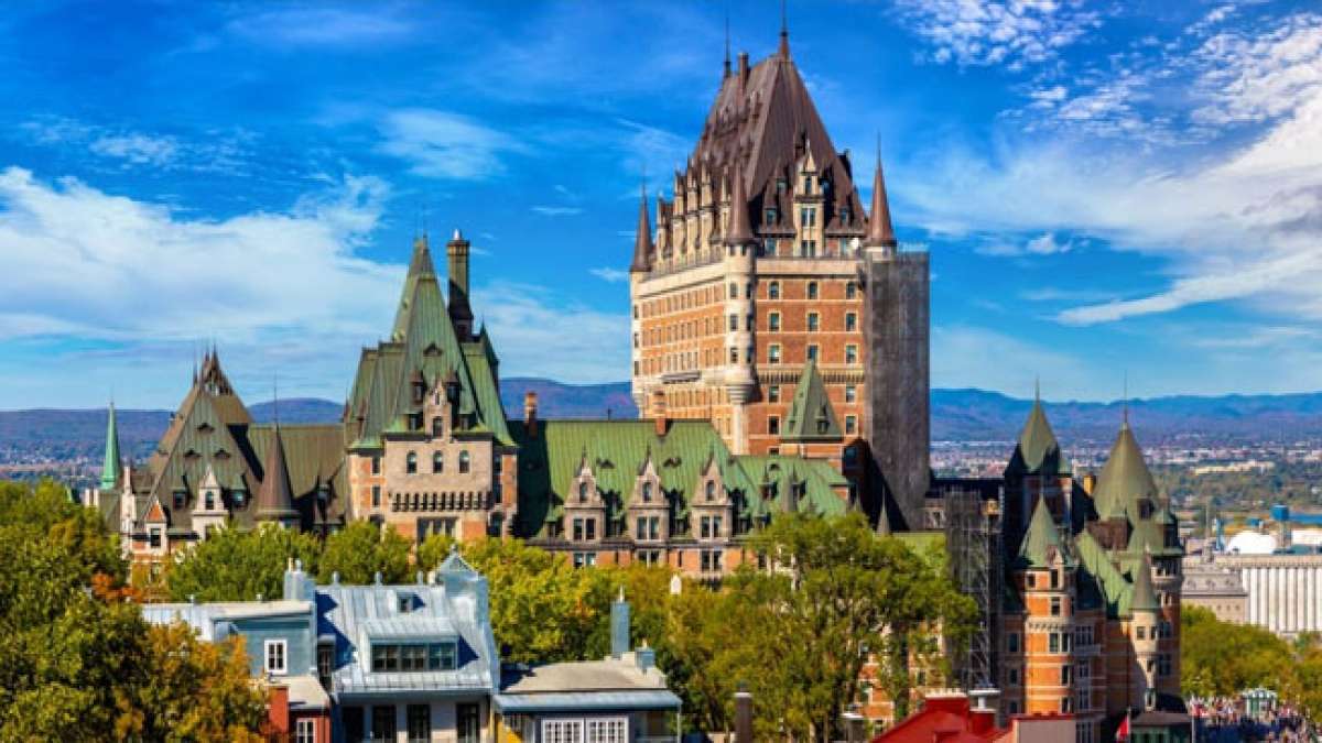 Feiern Sie den Nationalfeiertag von Québec, auch bekannt als Saint-Jean-Baptiste-Tag, am 24. Juni.
