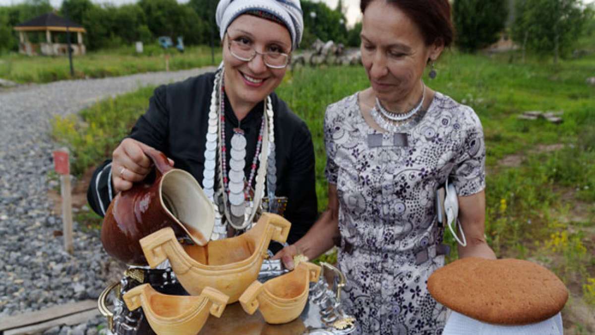 Tschuwaschen feiern den Tag ihrer Republik mit einem großen Fest, das mit Musik, Tanz und Volksspielen die Vielfalt der tschuwaschischen Kultur zum Ausdruck bringt. Tschuwaschen feiern den Tag ihrer Republik mit einem großen Fest, das mit Musik, Tanz und Volksspielen die Vielfalt der tschuwaschischen Kultur zum Ausdruck bringt.