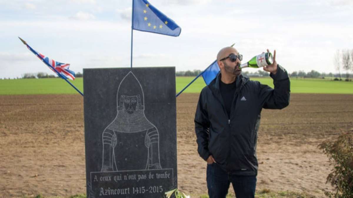 Tauchen Sie ein in die faszinierende Weinschlacht von Haro – Ein einzigartiges Fest in der spanischen Rioja, bei dem Teilnehmer in leuchtendem Rotwein getränkt werden.