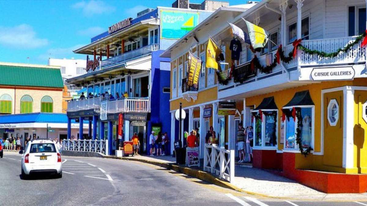 Am ersten Montag im Juli feiern die Kaimaninseln den Verfassungstag, um die Gründung des Landes als britisches Überseegebiet zu gedenken. Am ersten Montag im Juli feiern die Kaimaninseln den Verfassungstag, um die Gründung des Landes als britisches Überseegebiet zu gedenken.