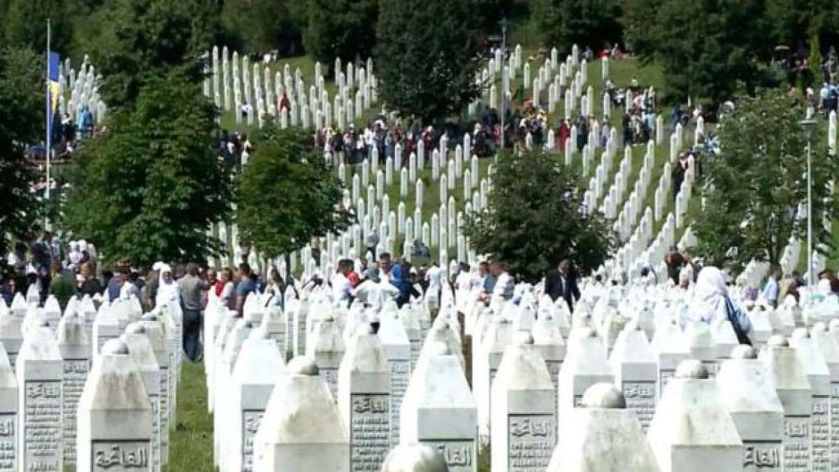 Am 11. Juli gedenkt die Europäische Union des Völkermordes von Srebrenica, um die Opfer der bosnischen Muslime zu ehren und gegen Gewalt und Diskriminierung zu kämpfen. Am 11. Juli gedenkt die Europäische Union des Völkermordes von Srebrenica, um die Opfer der bosnischen Muslime zu ehren und gegen Gewalt und Diskriminierung zu kämpfen.