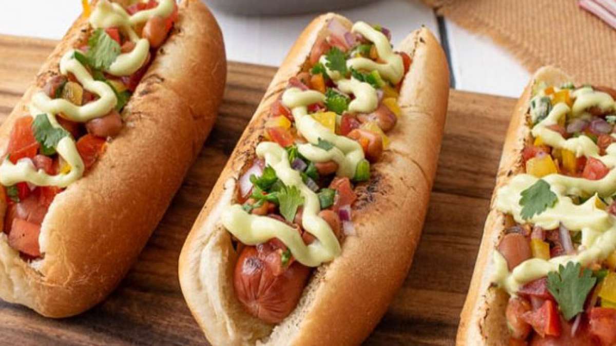 Bitte beachten Sie, dass der erstmalige Hot Dog Day, wie in Ihrem Text erwähnt, auf den 18. Juli 1957 zurückgeht, und nicht auf die US-Handelskammer.