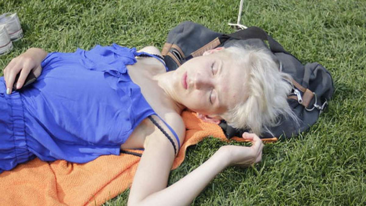 Erleben Sie den Unikeonpäivä in Finnland am 27. Juli - ein Tag des Schlafes mit einer einzigartigen Tradition, bei der das letzte schlafende Familienmitglied auf originelle Weise geweckt wird, sei es durch einen Eimer Wasser oder ein erfrischendes Bad i