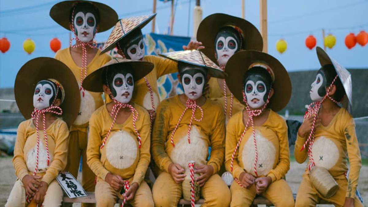 Obon, das japanische Fest der Toten, wird Mitte Juli oder August gefeiert. An diesem Feiertag kehren Familien in ihre Heimatorte zurück, um ihre verstorbenen Angehörigen zu ehren.