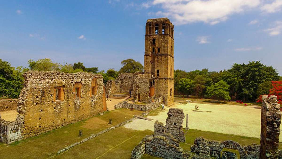 Entdecken Sie das historische Erbe von Panama Viejo, der ältesten europäischen Siedlung in Mittelamerika, die am 15. August 1519 von Pedro Arias Dávila gegründet wurde.