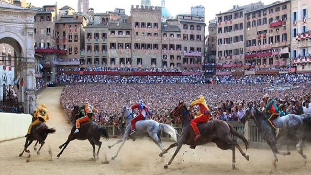 Erleben Sie die aufregende Tradition des Siena Palio in Italien, einem spektakulären mittelalterlichen Reiterspiel, das zweimal im Jahr stattfindet, um die Verehrung der Madonna di Provenzano und der Madonna Assunta zu feiern.