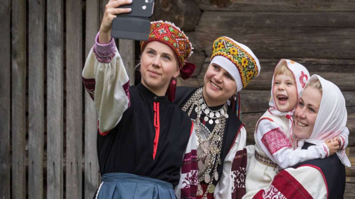 Feiern Sie den Pärtel-Tag in Estland, ein traditionelles Volksfest, das den Herbstanfang mit historischen Bräuchen wie der Roggenernte und der Schafschur zelebriert.