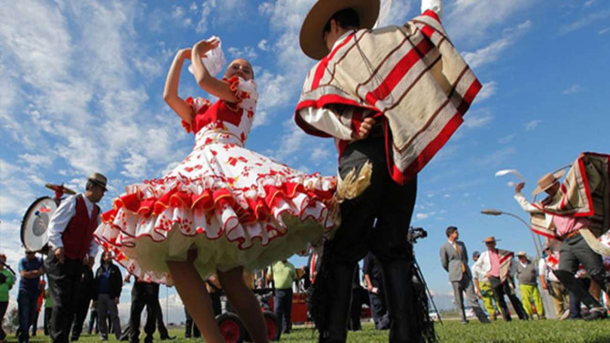 Feiern Sie den Dieciocho in Chile - eine Woche lang Festlichkeiten, Musik und Begeisterung, die am 18. September ihren Höhepunkt erreichen.